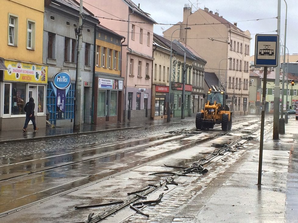 Zenklova ulice vstoupila do zásadní etapy rekonstrukce: dopravní komplikace platí od Bulovky po Palmovku.