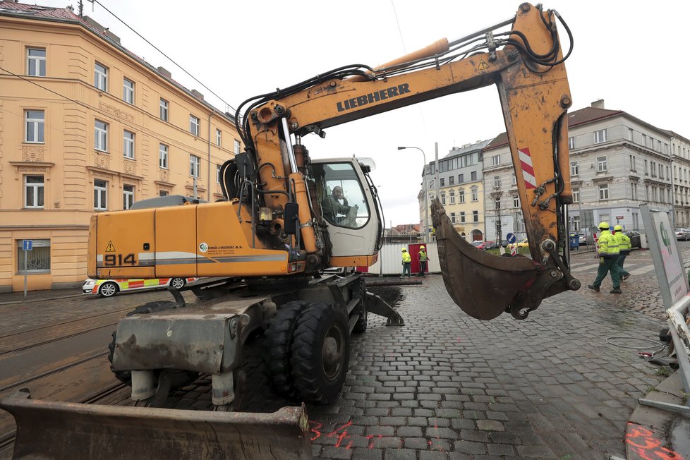 První den zásadní etapy rekonstrukce Zenklovy ulice v Praze 8.