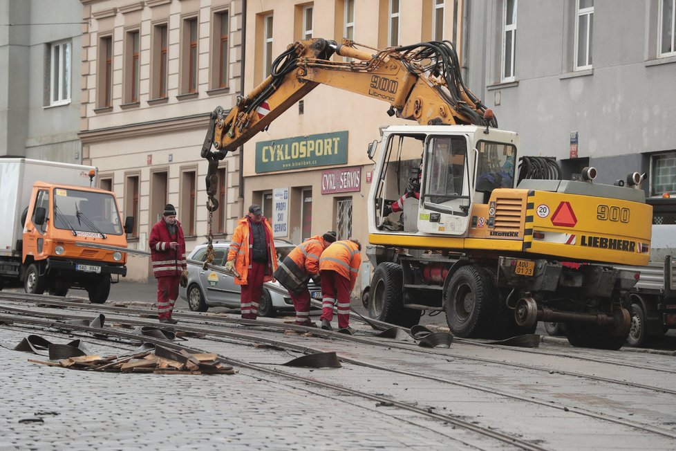 První den zásadní etapy rekonstrukce Zenklovy ulice v Praze 8