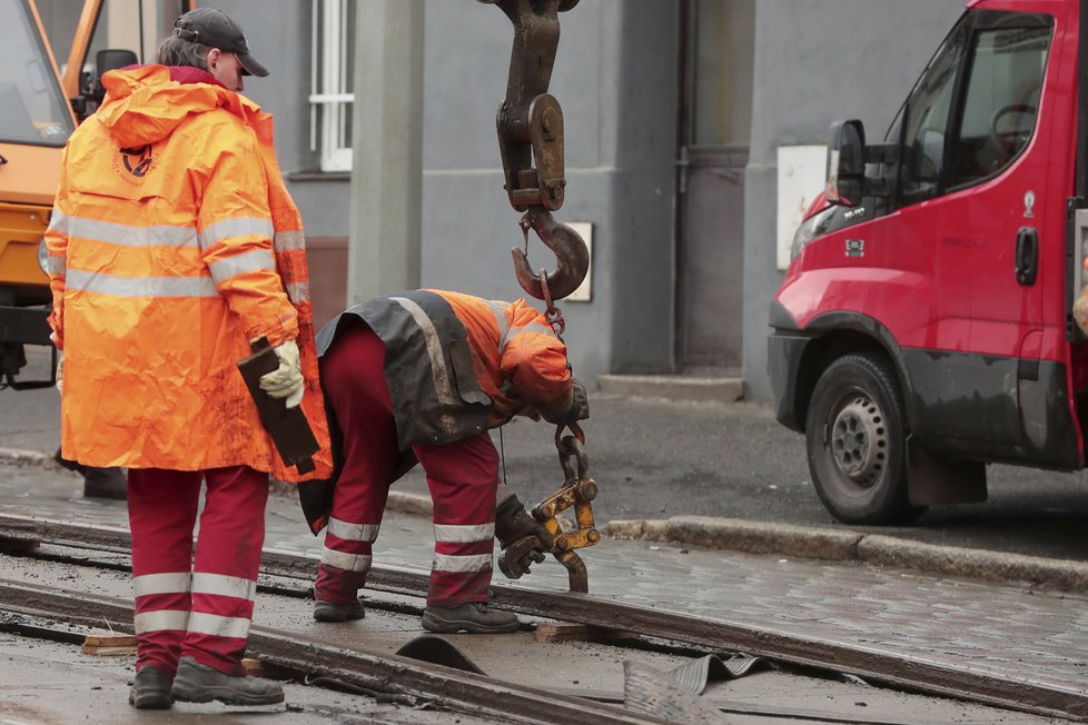 První den zásadní etapy rekonstrukce Zenklovy ulice v Praze 8.