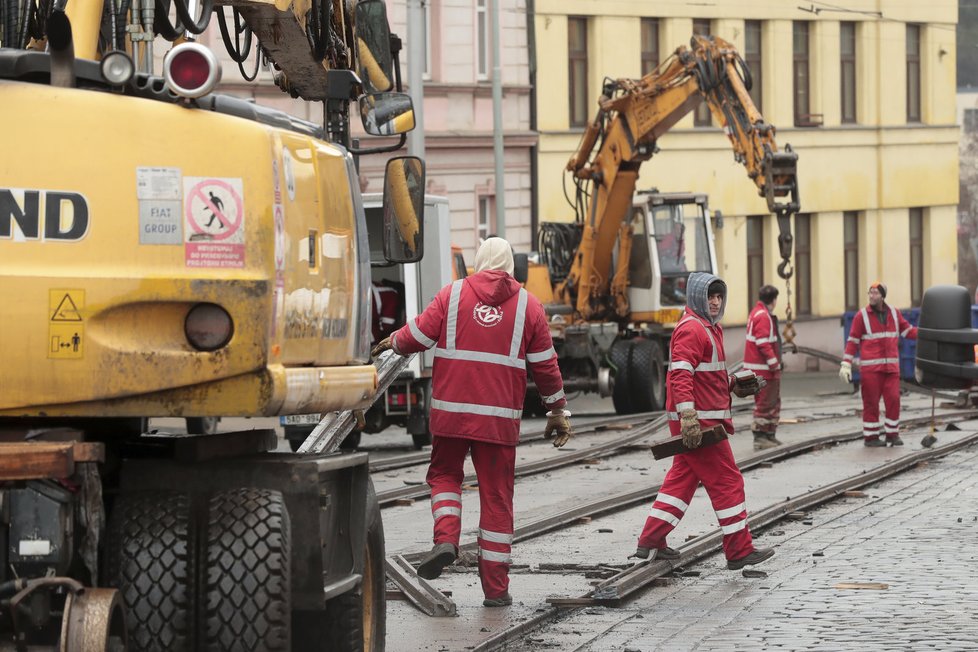 První den zásadní etapy rekonstrukce Zenklovy ulice v Praze 8.