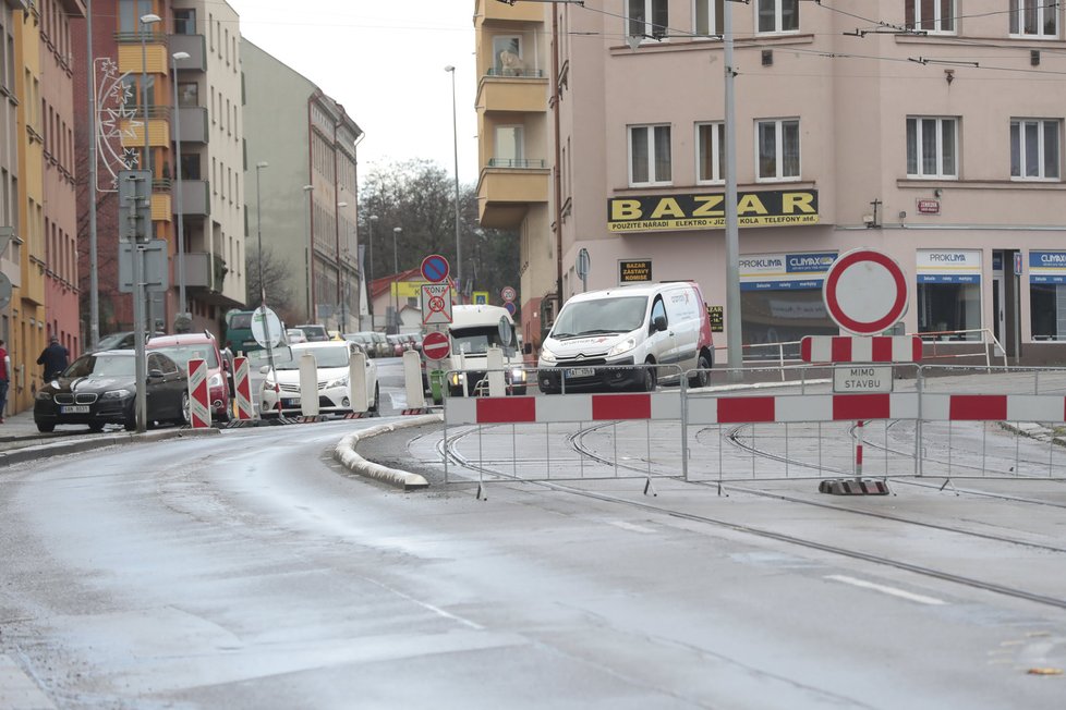 První den zásadní etapy rekonstrukce Zenklovy ulice v Praze 8