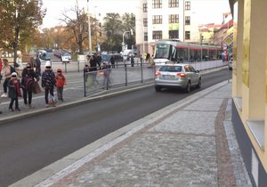 Chodci v Libni u tramvajové zastávky v Zenklově ulici riskují, z ostrůvku na chodník přecházejí na místě, kde chybí přechod.