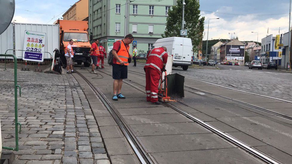 V Zenklově ulici DPP opravoval koleje, vysoké teploty je poničily.