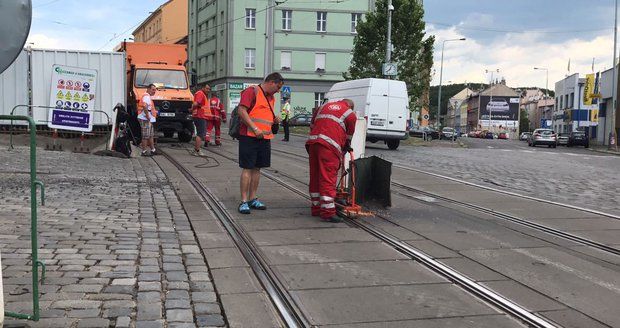 V Zenklově ulici DPP opravoval koleje, vysoké teploty je poničily.