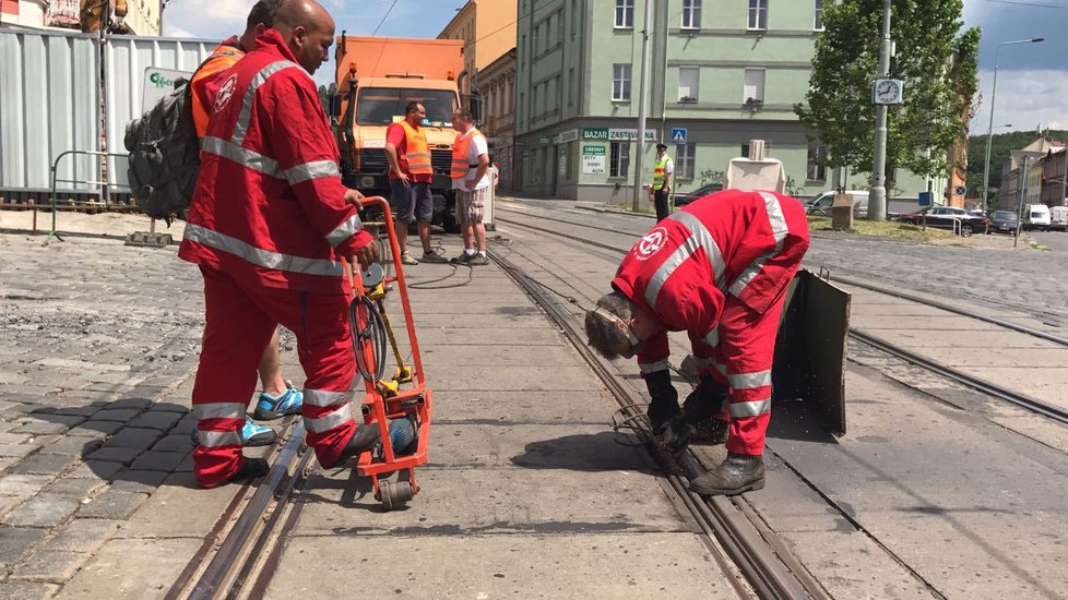 V Zenklově ulici DPP opravoval koleje, vysoké teploty je poničily.