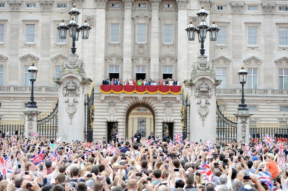 Královská rodina se setkává se svými poddanými na balkoně Buckinghamského paláce.