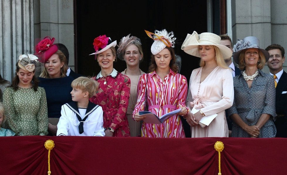 Královská rodina se setkává se svými poddanými na balkoně Buckinghamského paláce.
