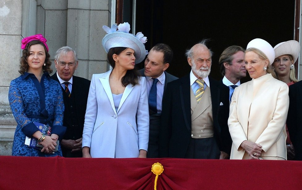 Zenouska Mowattová byla vždy přítomna na státních královských událostech (vlevo v růžovém klobouku).