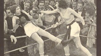 Ženy v ringu na starých pohlednicích: Box bez podprsenek i proti mužům