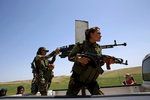 Ženské armády na středním východě: Sevřou zbraň a jdou se pomstít ISIS