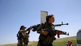Rozčílená ženská armáda: Manželé prchli do Evropy, ony se mstí bojem proti ISIS