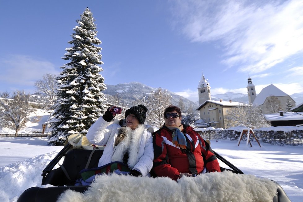 Maskérka Míša a „žena z lidu“ Zlatuše brzy lyže odložily a našly si jinou zábavu. Vydají se na výlet na ledovec Kitzsteinhorn, aby si užily vyhlídku.