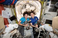 První dámská jízda na oběžné dráze: Astronautky v kosmu byly déle, než plánovaly