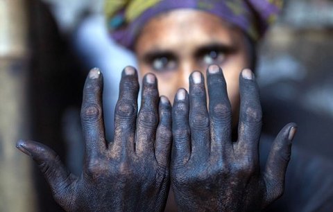 Práce, která zabíjí: Ženy zahaluje černý jedovatý prach