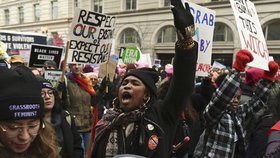 Ve Washingtonu pochodují ženy dovolávající se svých práv.