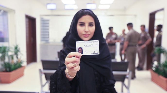 První ženy v Saúdské Arábii dostaly v pondělí místní řidičské průkazy