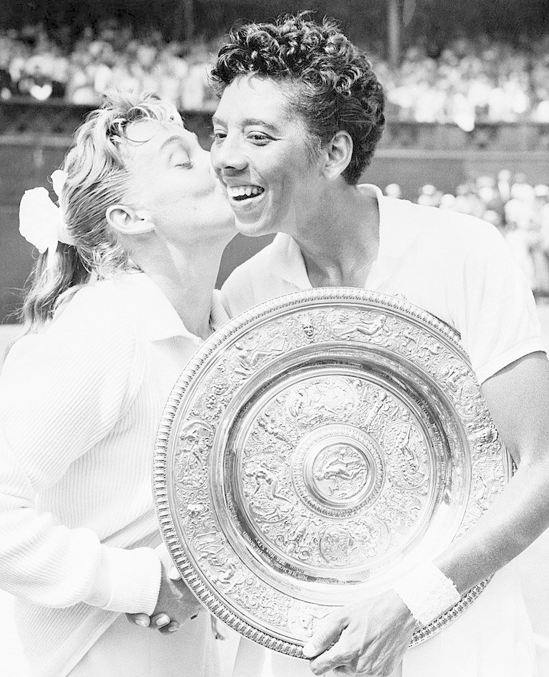 Althea Gibsonová a Darlene Hardová po finále Wimbledonu, 1957