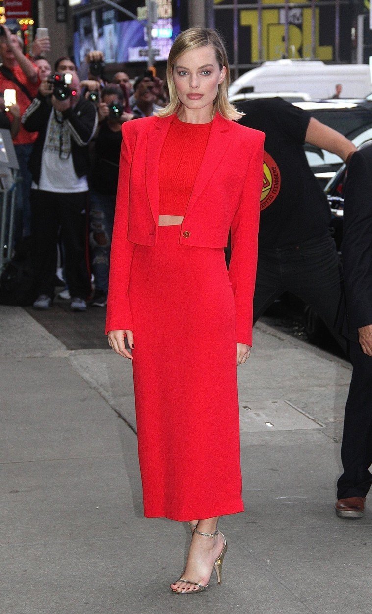 Margot Robbie v nevšedním červeném kostýmku.