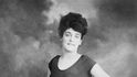 Annette Kellermanová propagovala právo žen nosit oblečení na koupání (1907). Byla zatčena kvůli neodhalení.
