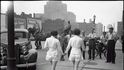 Dvě ženy vůbec poprvé ukazují nohy na veřejnosti, Toronto (1937)