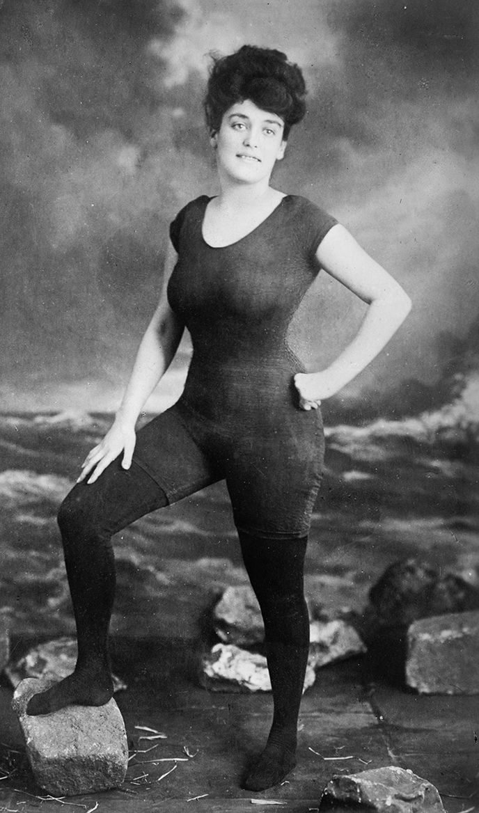 Annette Kellermanová propagovala právo žen nosit oblečení na koupání (1907). Byla zatčena kvůli neodhalení.