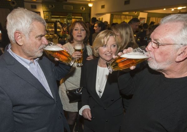 PRAHA, KINO LUCERNA, STŘEDA 18:45 Pijí pivo současně! Pohled z očí do očí nesmí chybět.