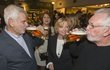 PRAHA, KINO LUCERNA, STŘEDA 18:45 Pijí pivo současně! Pohled z očí do očí nesmí chybět. PRAHA, KINO LUCERNA, STŘEDA 18:45 Pijí pivo současně! Pohled z očí do očí nesmí chybět.