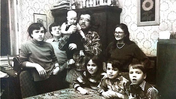 Rodina Bendových v bytě na Karlově náměstí, 1985. 