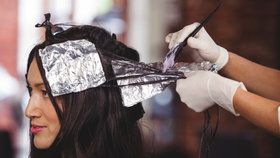 V salonu Petry Měchurové poradí, co mají dělat ženy s tmavými vlasy, které trápí šediny?