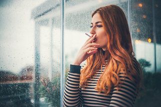 Co způsobuje kouření ženskému organismu? Více vrásek a horší pleť jsou to nejmenší