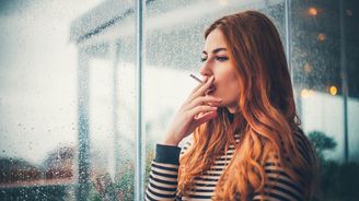 Co způsobuje kouření ženskému organismu? Více vrásek a horší pleť je to nejmenší