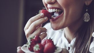 Jaké potraviny nám ničí zuby? Dejte si pozor na tyto!