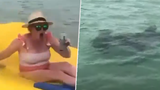 Pohodu výletnic na moři narušili žraloci! Ženy na nafukovačce obklíčilo celé hejno