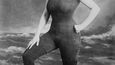 Annette Kellerman pózuje v přilehavých dámských plavkách, za což bylo později odsouzena za necudnost (1907)