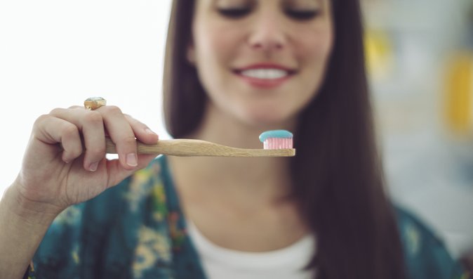 Přírodní složky zubních past. Jaký mají vliv na zuby a jak pomáhají?