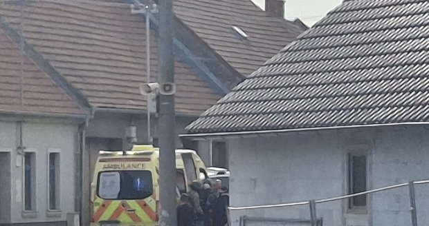 Muže z Žeravic na Hodonínsku, který se zabarikádoval v domě, si od policistů převzali záchranáři. Je ve špatném psychickém stavu. (21. října 2026)