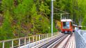 Návštěvníci musejí nechat své vozy v Täschi, ze kterého jezdí do Zermattu za pár franků každých 20 minut vlak.