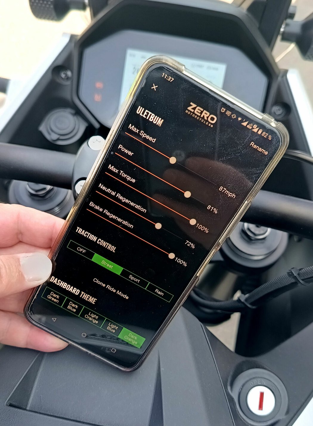 Důležitá je aplikace v mobilním telefonu propojená s motocyklem. Z ní můžete využívat navigaci a ještě podrobněji nastavit jízdní asistenty jednotlivých módů včetně rekuperace.