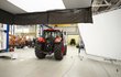 Focení traktorů vyžaduje stejnou přípravu jako před zvěčněním nové módní kolekce