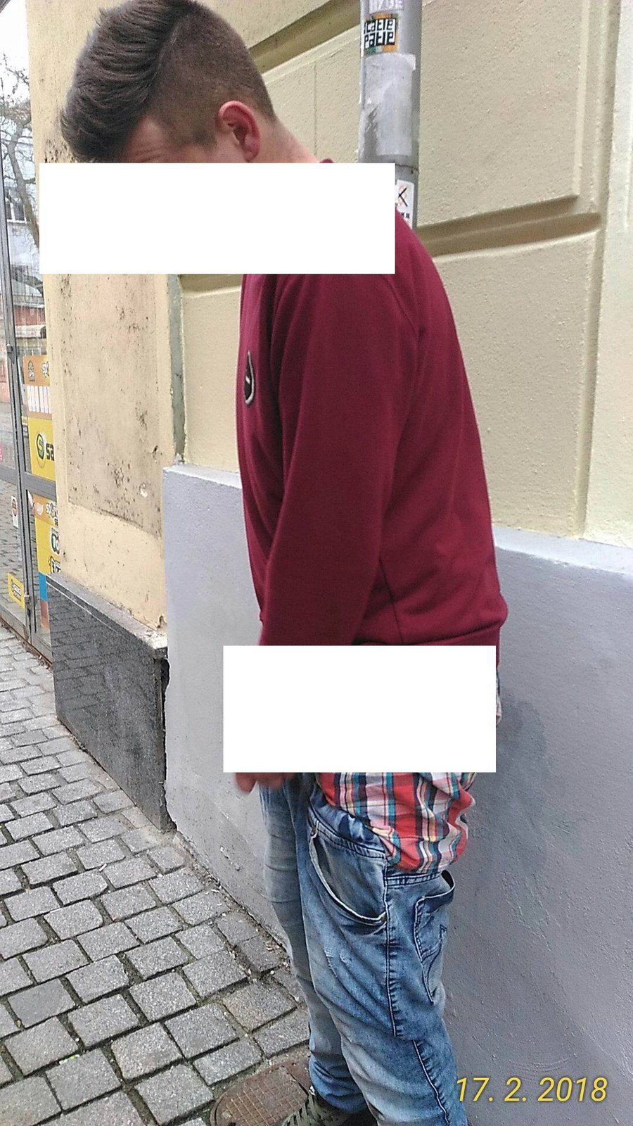 Zfetovaný mladík v centru Plzně má z ostudy kabát. Vůbec o sobě nevěděl a na veřejnosti se ukájel.