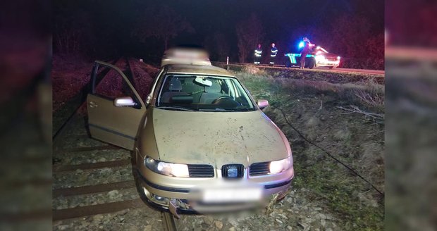 Rychlostí až 200 kilometrů v hodině ujížděl na Hodonínsku řidič osobáku policejní hlídce. Skončil na kolejích. Rychlostí až 200 kilometrů v hodině ujížděl na Hodonínsku řidič osobáku policejní hlídce. Skončil na kolejích.
