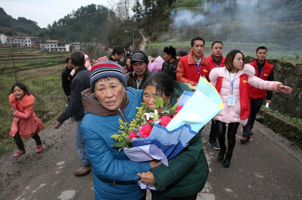 Rodina vítá Zhang Buju zpátky doma.