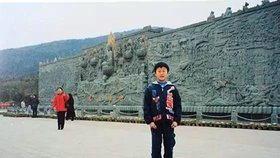 Zhang Hedong jako čtrnáctiletý chlapec. Vzadu je vidět jeho budoucí tchyně.