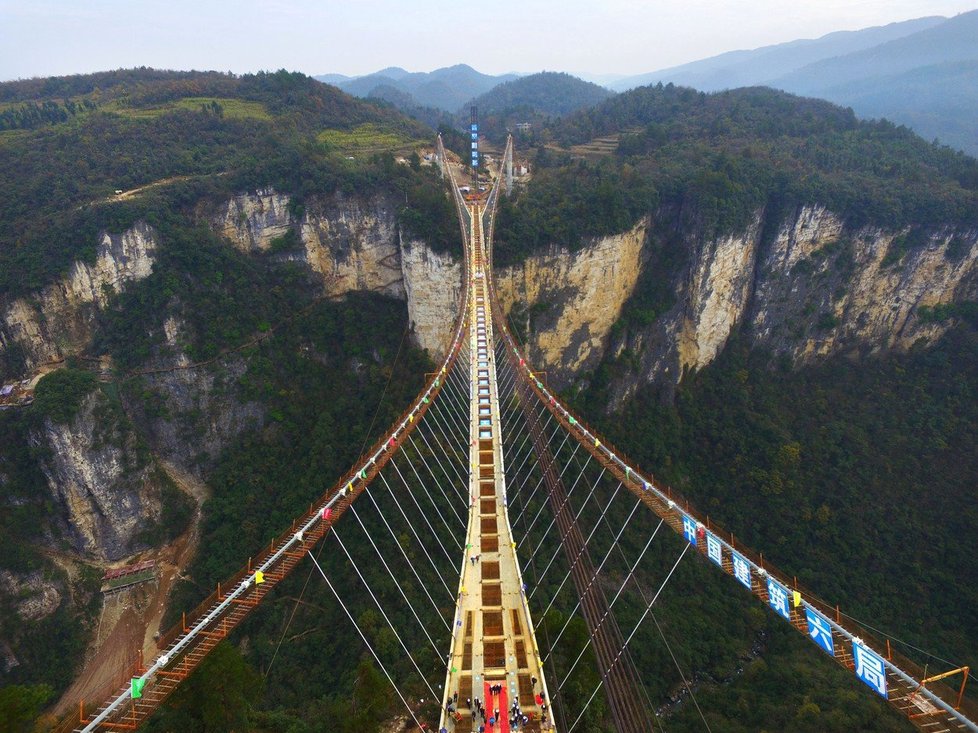 Most v Číně s proskleným dnem pro otrlé