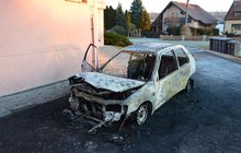 Oheň zničil automobil! Byla to pomsta ze žárlivosti?
