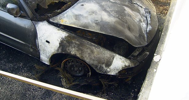 Mezi několika zaparkovanými vozy si pachatel vybral právě vůž Jelonkové, byť byl nejhůře dostupný