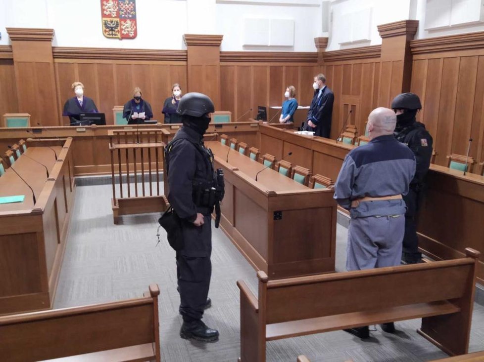 Krajský soud v Ostravě potvrdil doživotí pro Zdeňka Konopku (55) za upálení 11 lidí v paneláku v Bohumíně. Obžalovaný ho přijal. Pozůstalí chtěli regulérní soudní líčení.