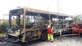 Zničený autobus před nádražím v Kuřimi.