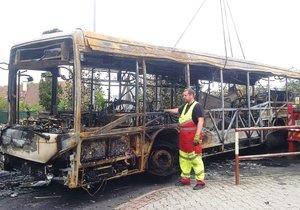 Zničený autobus před nádražím v Kuřimi.
